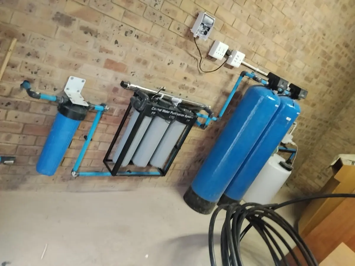 Water filtration plant with pre-filter, purification unit and treatment cylinders